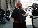 La Santa Sindone - Il Cardinal Poletto si intrattiene con i pellegrini_12